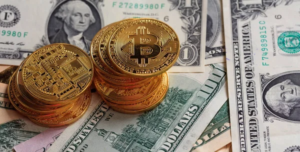Bitcoins yığın Doları banknot arka plan üzerinde