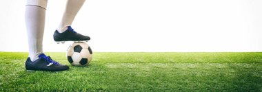Adam bir futbol topu çimenlerin üzerinde kontrol eder.