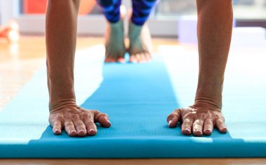 Şınav kadın bir pilates sınıfında