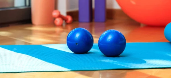 Yogamatte und Trainingsgewichte auf Holzboden — Stockfoto