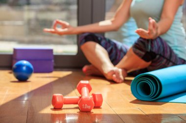 Kadın meditasyon. Ahşap zemin üzerinde halter