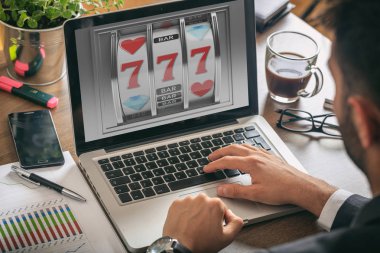Slot makinesidir bir dizüstü bilgisayar ekranında, office arka plan