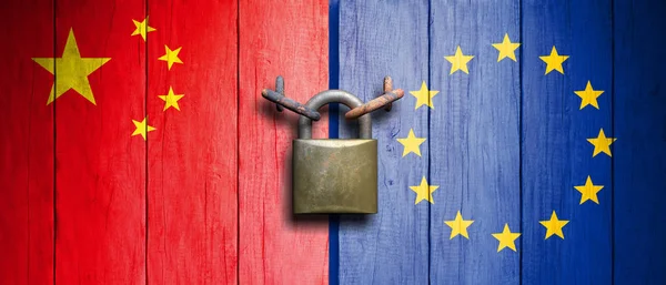 Китай і Європейський Союз прапори на дерев'яні двері з замок. 3D ілюстрація — стокове фото