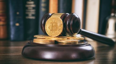 Yargıç ya da açık artırma tokmak ve ahşap bir masa üzerine bitcoins