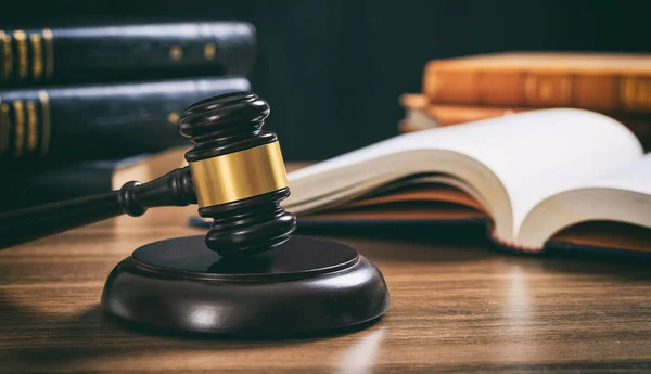 Giudice Gavel su una scrivania di legno, sfondo libri di legge — Foto Stock