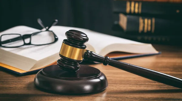 Giudice Gavel su una scrivania di legno, sfondo libri di legge — Foto Stock