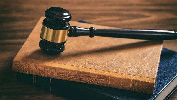 Rechter hamer op wetboeken, houten bureau — Stockfoto