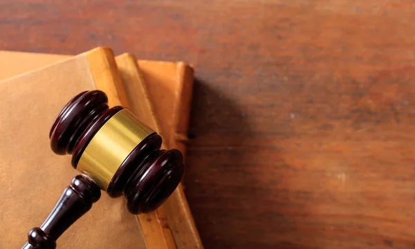 Judge gavel on law books, wooden desk, top view — Stock Photo, Image