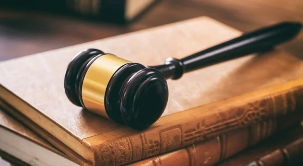 Soudce kladívkem na zákoníky, dřevěný stůl — Stock fotografie