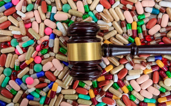 Judge gavel on drugs background — Stock Photo, Image