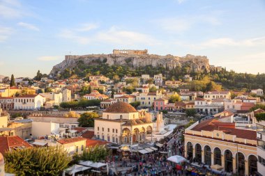 Atina, Yunanistan. Akropolis rock ve Monastiraki Meydanı