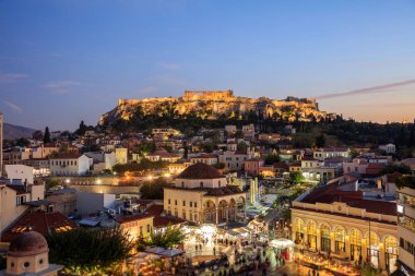 Atina, Yunanistan. Akropolis rock ve Monastiraki Meydanı