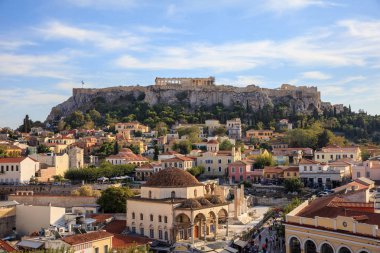 Atina, Yunanistan. Akropolis rock ve Monastiraki Meydanı