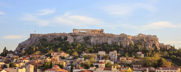 Atenas, Grécia. Rocha da Acrópole e Plaka — Fotografia de Stock