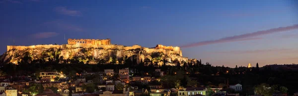 Atenas, Grécia. Rocha da Acrópole e Plaka — Fotografia de Stock