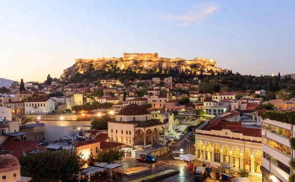 雅典，希腊。雅典卫城岩石和蒙纳斯提拉方早在早晨 — 图库照片