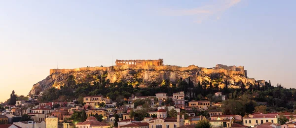 雅典，希腊。雅典卫城岩石和普拉卡在清晨 — 图库照片