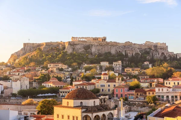 Athen, Griechenland. Akropolis-Felsen und Monastiraki-Platz am frühen Morgen — Stockfoto
