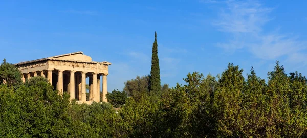 アテネ, ギリシャ。青い空を背景にヘファイストス神殿 — ストック写真