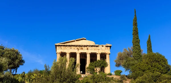 アテネ, ギリシャ。青い空を背景にヘファイストス神殿 — ストック写真