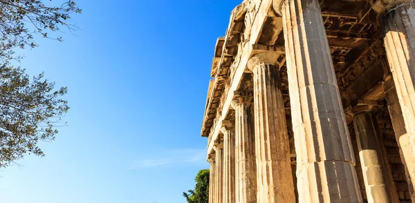 アテネ, ギリシャ。青い空を背景にヘファイストス神殿 — ストック写真