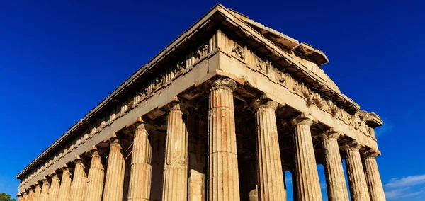 Atenas, Grécia. Templo de Hefesto no fundo azul do céu — Fotografia de Stock