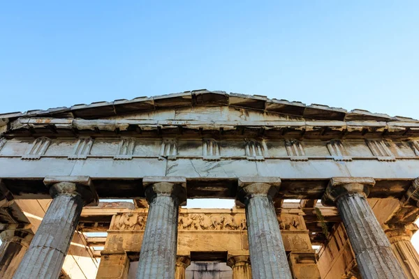 アテネ, ギリシャ。青い空を背景にヘファイストス神殿 — ストック写真
