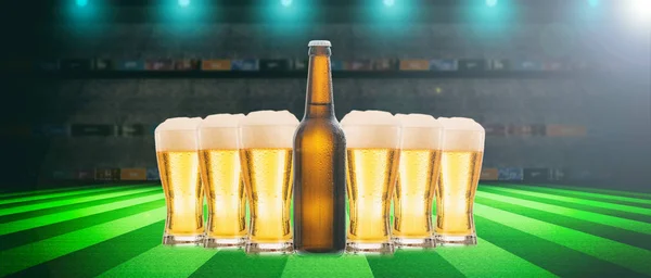 Bicchieri di birra e una bottiglia su uno sfondo campo di calcio. Illustrazione 3d — Foto Stock