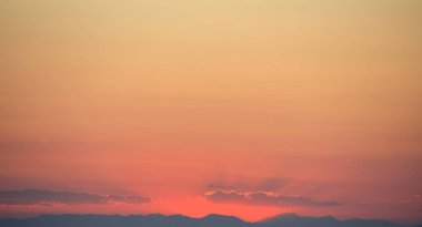 Dağlar arka plan üzerinde gökyüzü üzerinde güzel gün batımı.