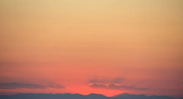 美丽的日落在天空在山背景. — 图库照片