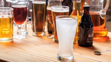 Bir ahşap pub sayacı, bir boş ayaz bardak bira odaklanmak
