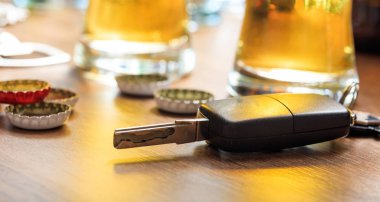 İçme ve sürüş. Araba anahtarı üzerinde bir ahşap bar counter