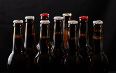 Siyah arka plan üzerine bira şişeleri kümesi