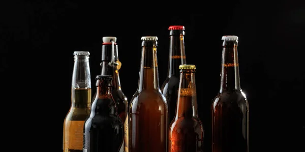 Set di bottiglie di birra su sfondo nero — Foto Stock