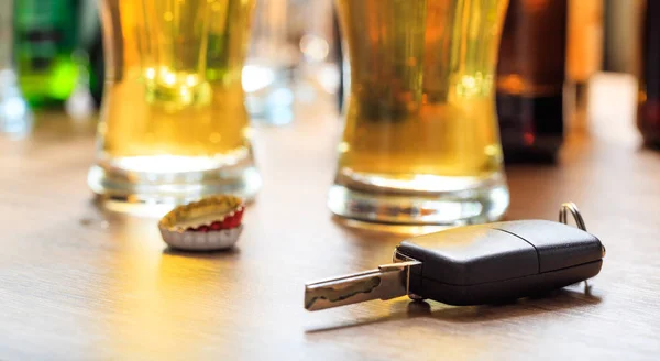 Boire et conduire. Clé de voiture sur un comptoir de bar en bois — Photo