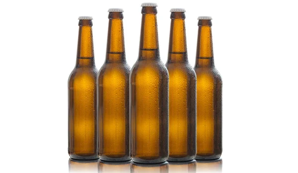 Cinco botellas de cerveza de vidrio aisladas sobre fondo blanco —  Fotos de Stock