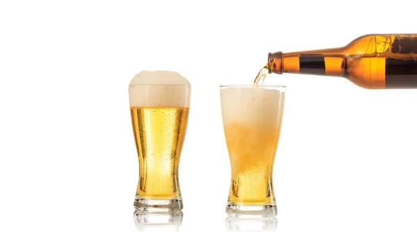 Derramando cerveja em um copo no fundo branco — Fotografia de Stock