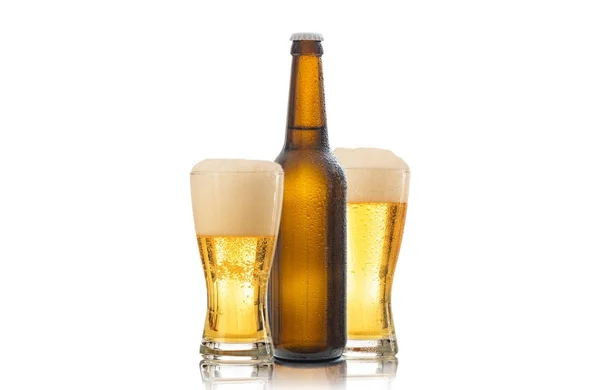 Una bottiglia e due bicchieri di birra isolati su sfondo bianco — Foto Stock