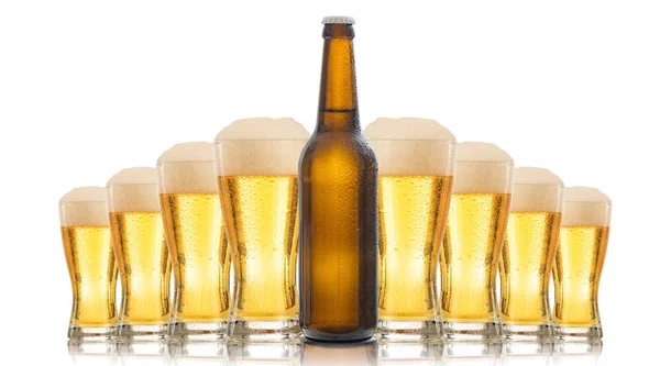Una botella y vasos de cerveza aislados sobre fondo blanco —  Fotos de Stock