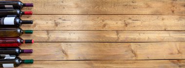 Ahşap arka plan, üstten görünüm, şarap şişeleri alanı Kopyala
