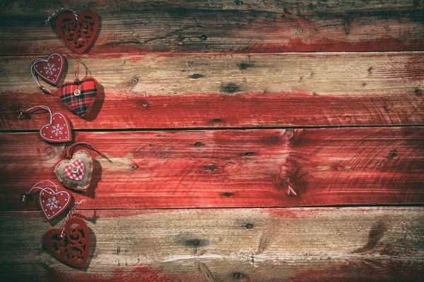 Διακοσμητικές καρδιές σε κόκκινο φόντο ξύλινη — Φωτογραφία Αρχείου