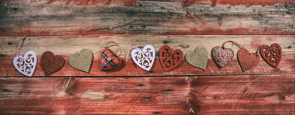 Kırmızı ahşap arka plan dekoratif Kalpler — Stok fotoğraf