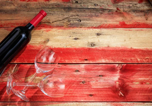 День Святого Валентина. Красная бутылка вина и бокалы на деревянном фоне — стоковое фото