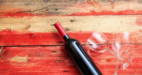 День Святого Валентина. Красная бутылка вина и бокалы на деревянном фоне — стоковое фото