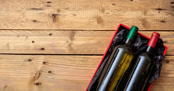 Bottiglie di vino su sfondo di legno, vista dall'alto, spazio copia — Foto Stock