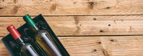 Weinflaschen auf Holzgrund, Draufsicht, Kopierraum — Stockfoto