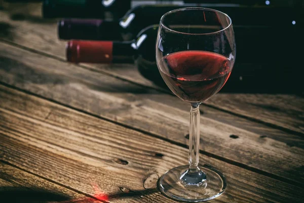 Verre à vin rouge sur fond en bois — Photo