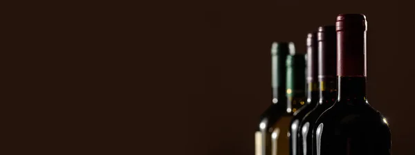 Weinflaschen auf schwarzem Hintergrund, Kopierraum — Stockfoto