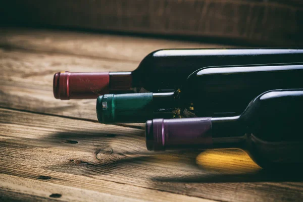 Bouteilles de vin sur fond en bois — Photo