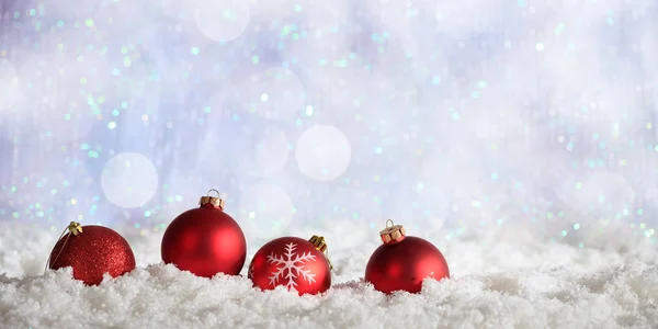 クリスマス雪ボケ背景の赤いクリスマス ボール行 — ストック写真